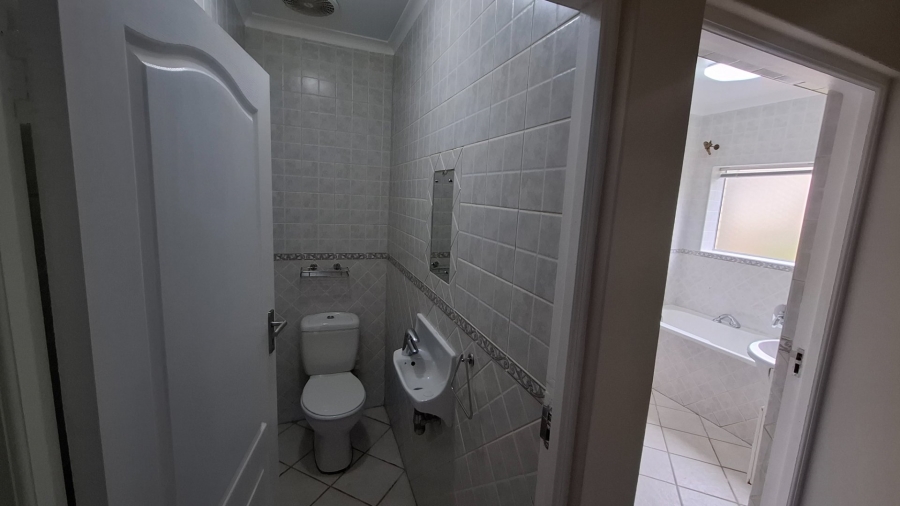 4 Bedroom Property for Sale in Menkenkop Western Cape